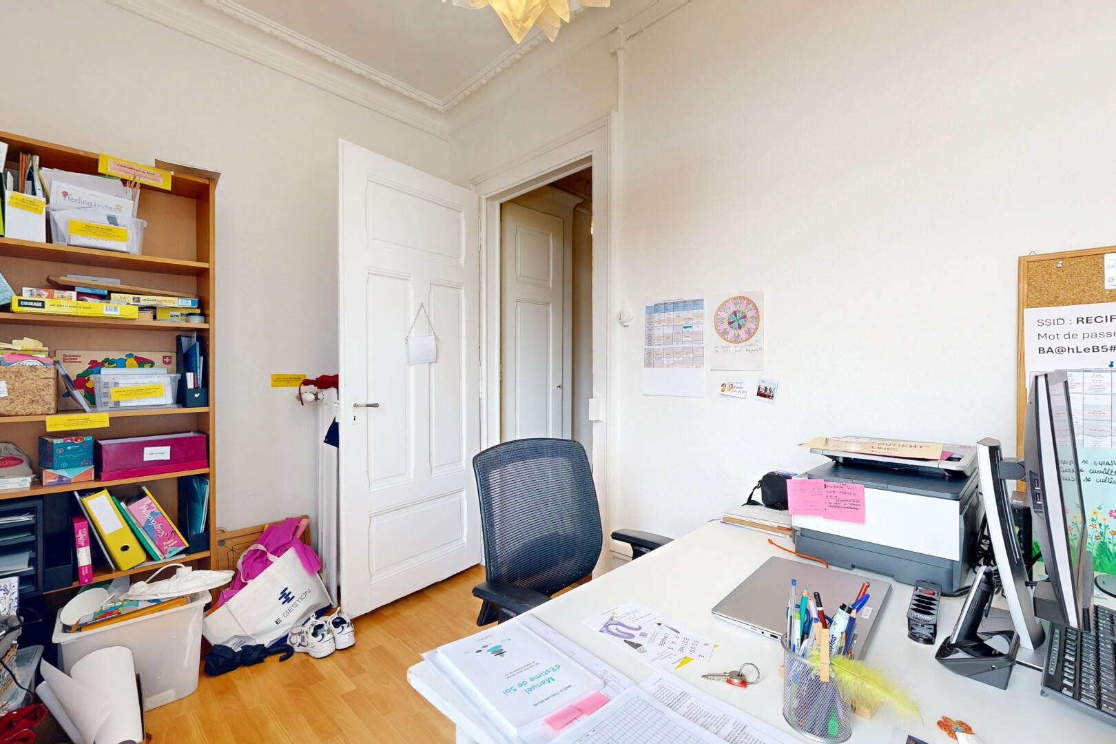 büro mit drywall, wood finish floor, inside community, bürobereich, und crown molding