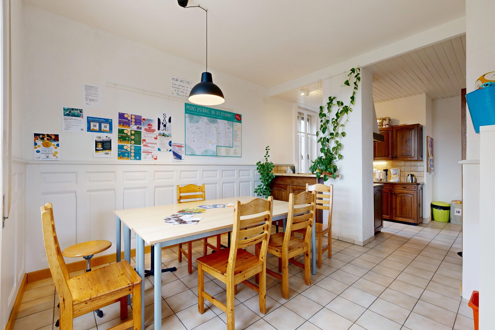 esszimmer mit inside property, gipskartonwand, drywall, light floor, und fliesenboden