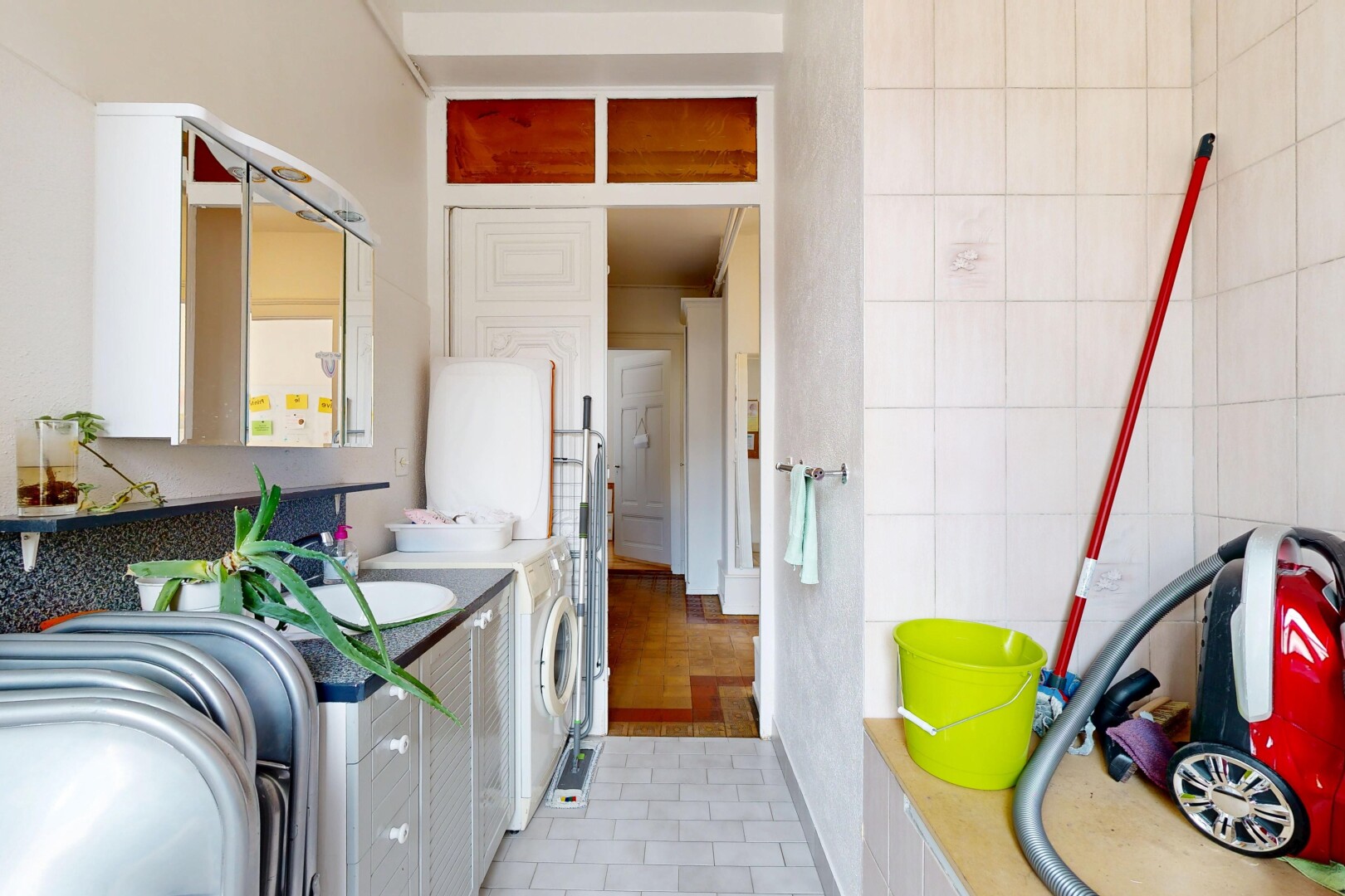 küche mit weiße schränke, white cabinets, light floor, fliesenwand, und tile wall