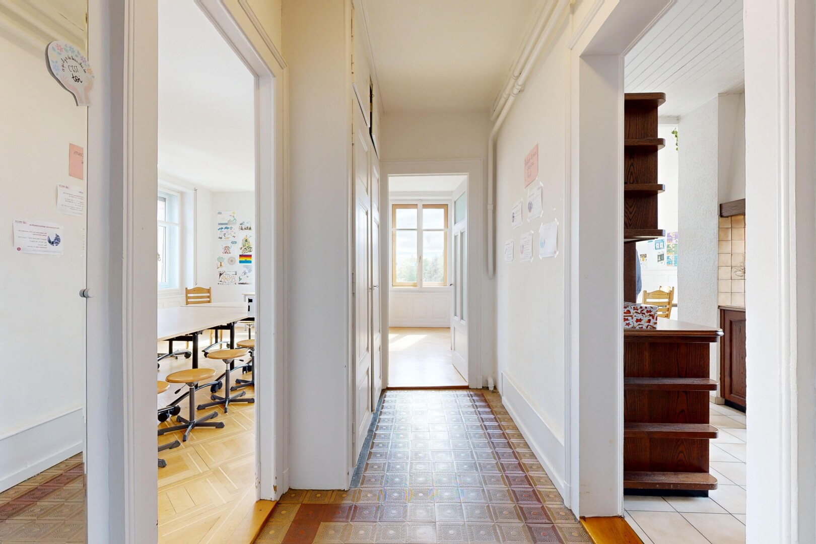 halle / korridor mit vinyl floor, vinylboden, vinyl tile, inside property, und light floor