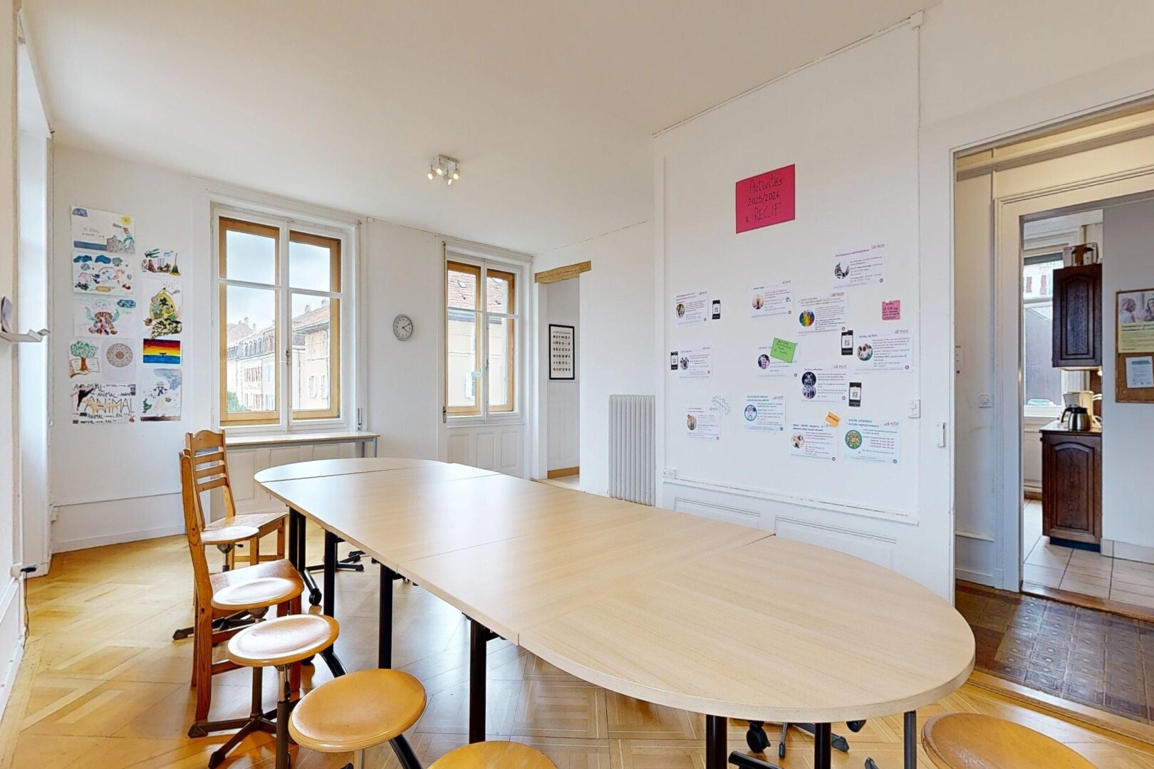 esszimmer mit inside community, natürliches licht, natural light, holzfußboden, und wood finish floor