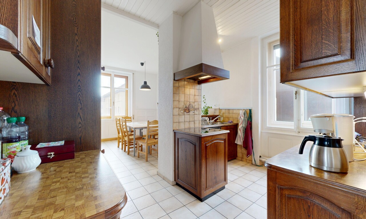 küche mit inside property, dunstabzugshaube, bogenförmige schränke, arched cabinets, und natürliches licht