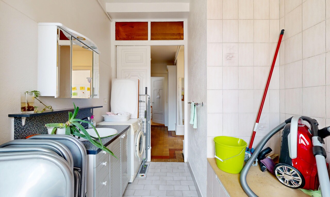 küche mit weiße schränke, white cabinets, light floor, fliesenwand, und tile wall