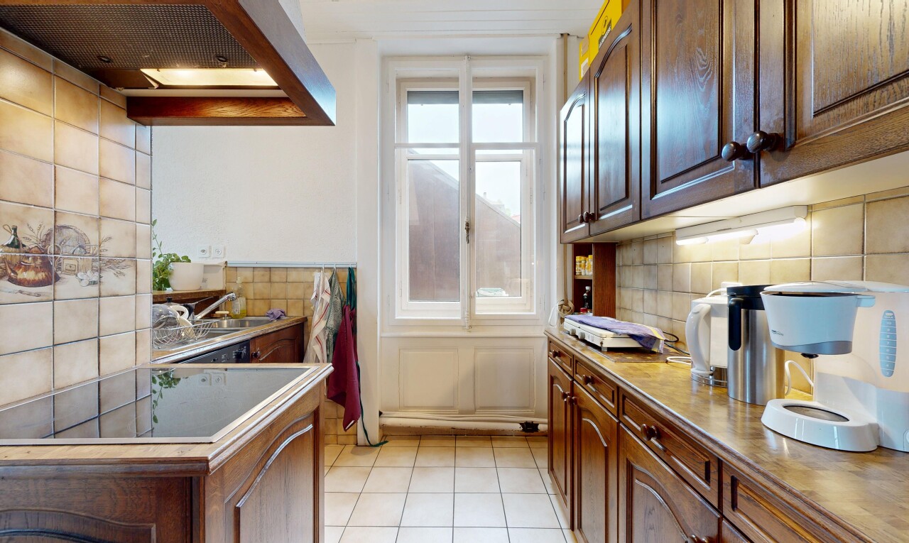 küche mit küchenrückwand beim Herd, küchenrückwand beim herd, dunstabzugshaube, raised cabinets, und hochgezogene schränke