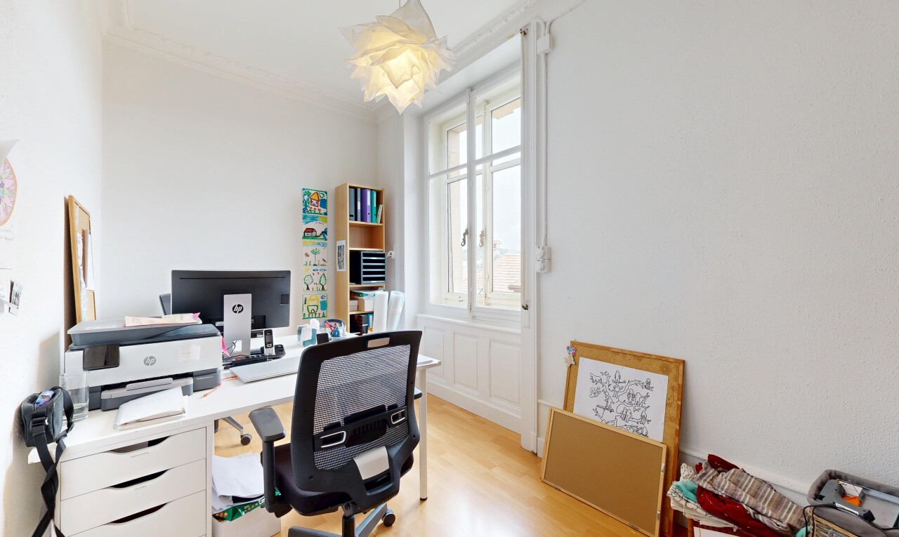 büro mit bürobereich, inside property, natürliches licht, natural light, und holzfußboden