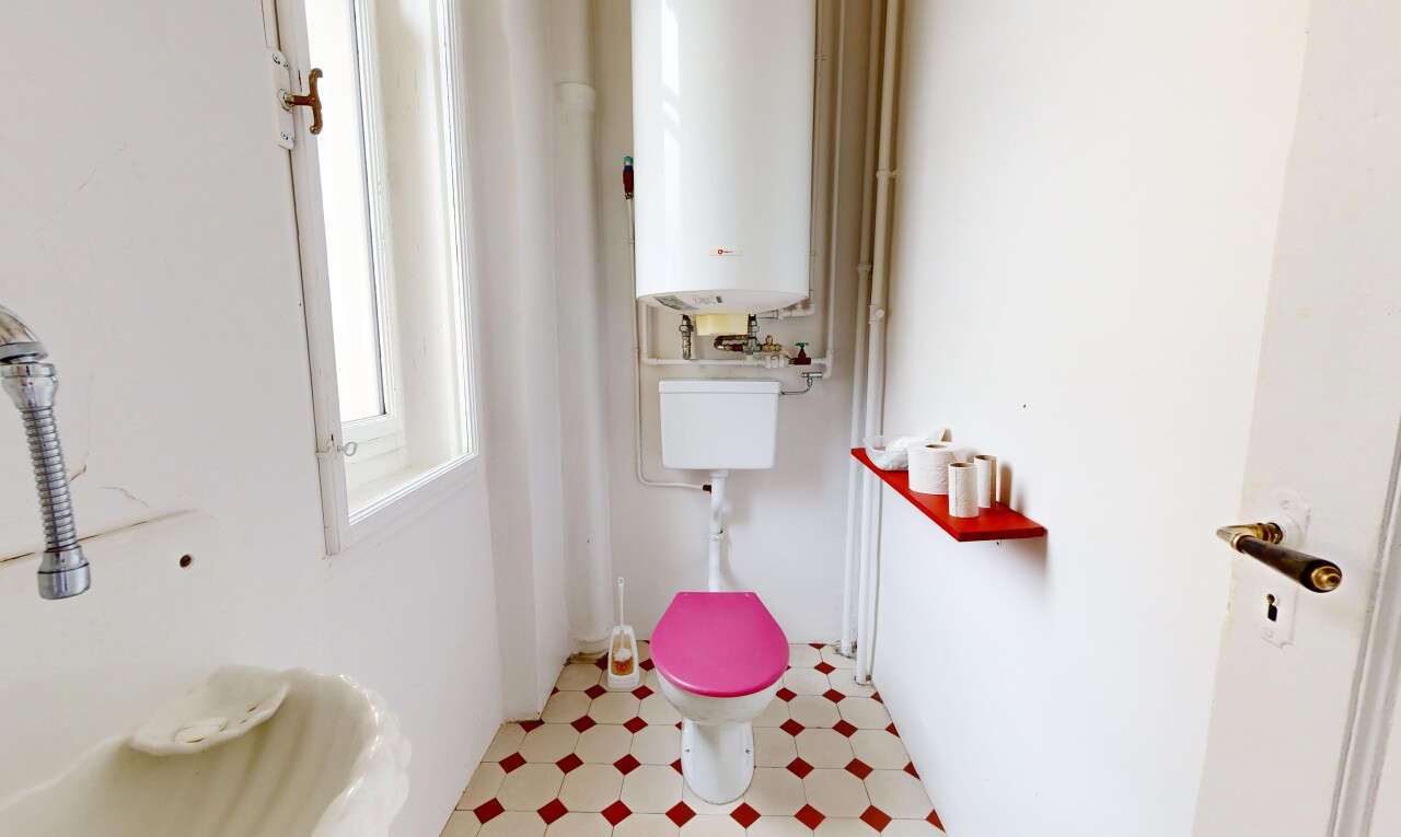 bad mit vinyl floor, vinylboden, vinyl tile, wasserkocher, und inside property