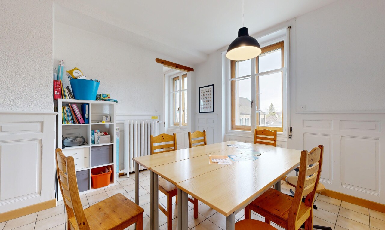 esszimmer mit inside property, kühler, natürliches licht, natural light, und light floor