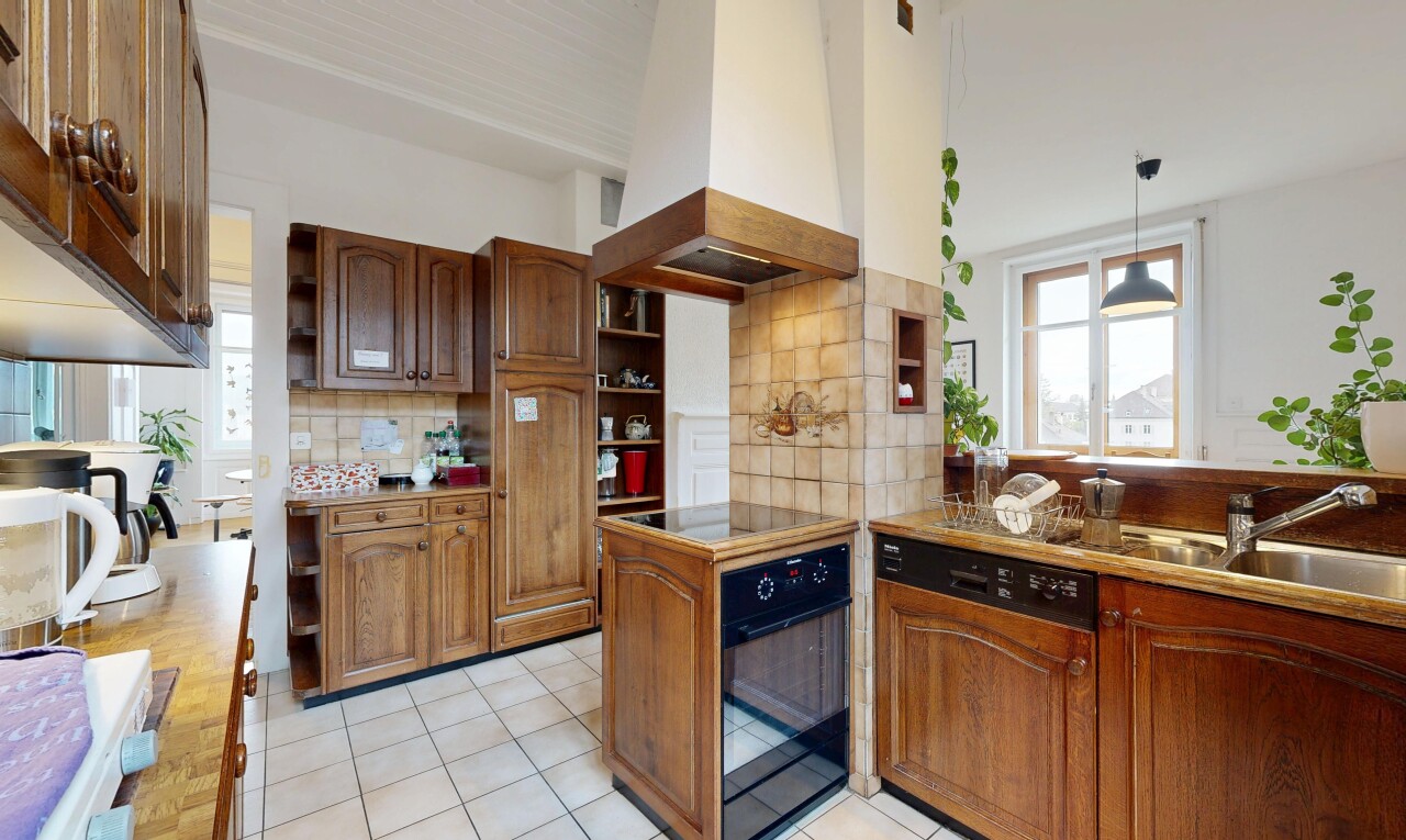 küche mit bogenförmige schränke, arched cabinets, hochgezogene schränke, raised cabinets, und dunstabzugshaube