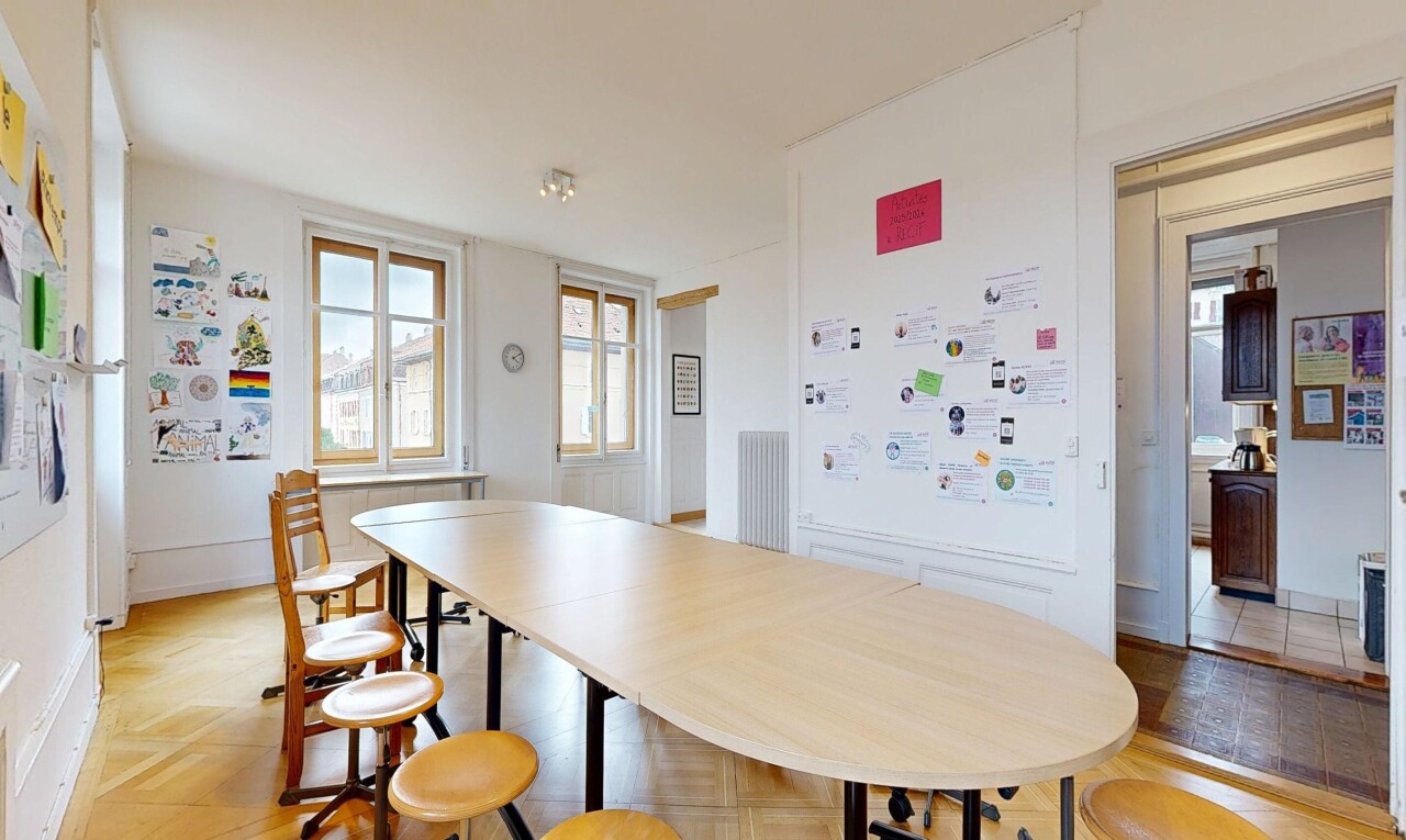 esszimmer mit inside community, natürliches licht, natural light, holzfußboden, und wood finish floor