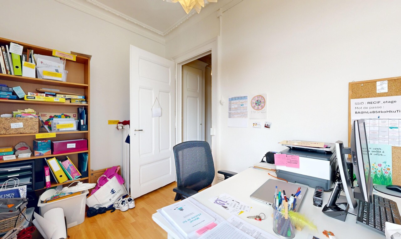 büro mit drywall, wood finish floor, inside community, bürobereich, und crown molding