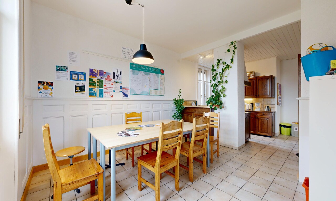 esszimmer mit inside property, gipskartonwand, drywall, light floor, und fliesenboden