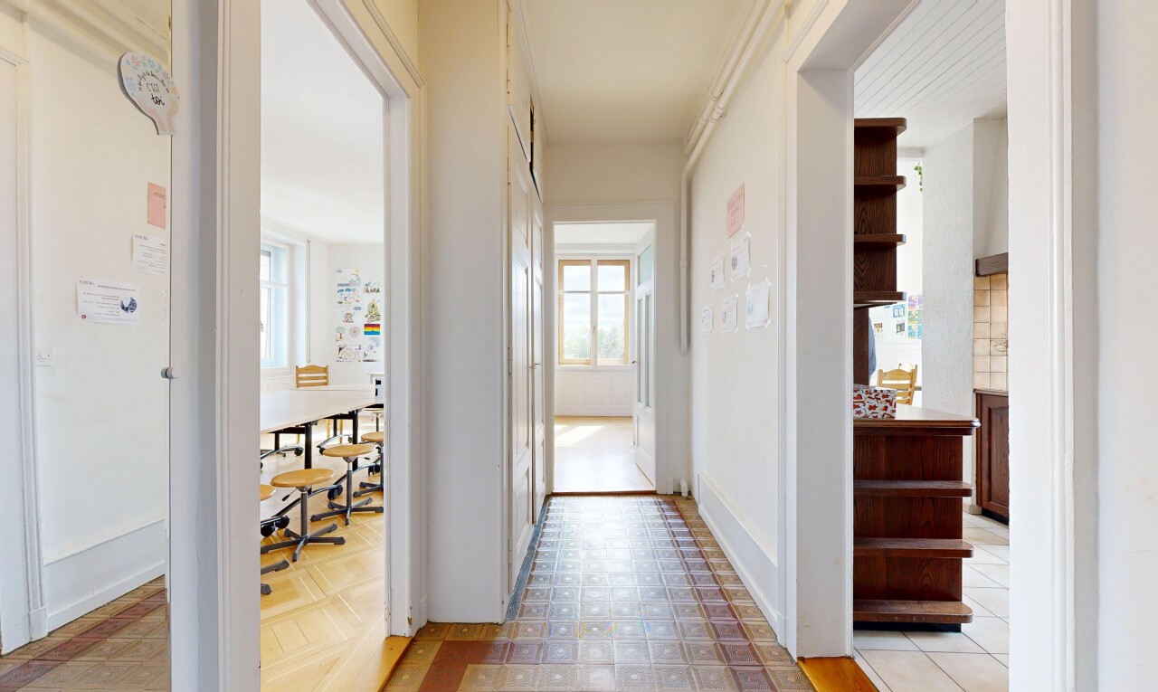 halle / korridor mit vinyl floor, vinylboden, vinyl tile, inside property, und light floor