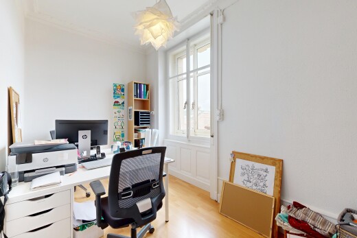 büro mit bürobereich, inside property, natürliches licht, natural light, und holzfußboden
