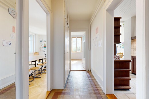halle / korridor mit vinyl floor, vinylboden, vinyl tile, inside property, und light floor
