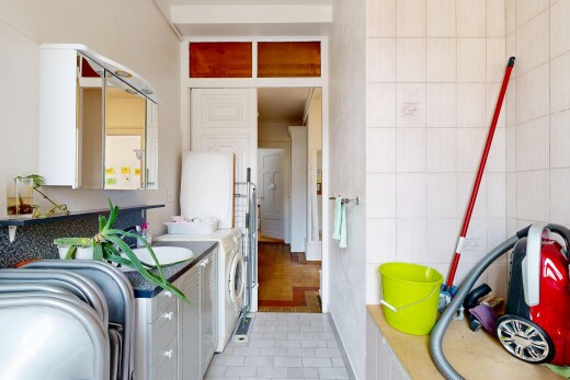 küche mit weiße schränke, white cabinets, light floor, fliesenwand, und tile wall
