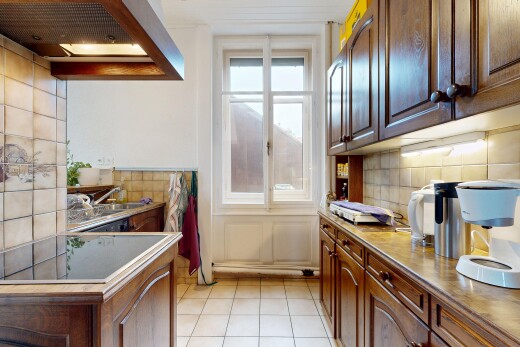 küche mit küchenrückwand beim Herd, küchenrückwand beim herd, dunstabzugshaube, raised cabinets, und hochgezogene schränke