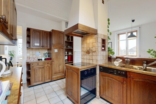 küche mit bogenförmige schränke, arched cabinets, hochgezogene schränke, raised cabinets, und dunstabzugshaube
