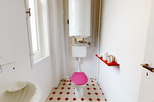 bad mit vinyl floor, vinylboden, vinyl tile, wasserkocher, und inside property
