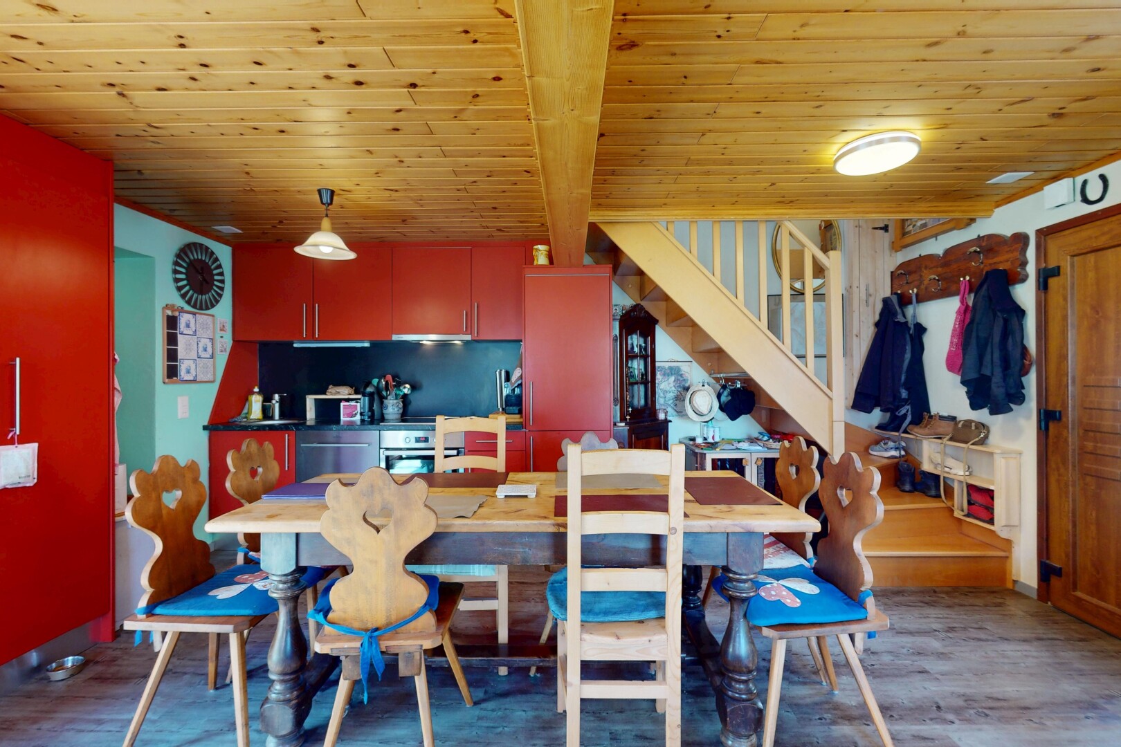 esszimmer mit treppen, wood ceiling, holzdecke, inside property, und wood finish floor