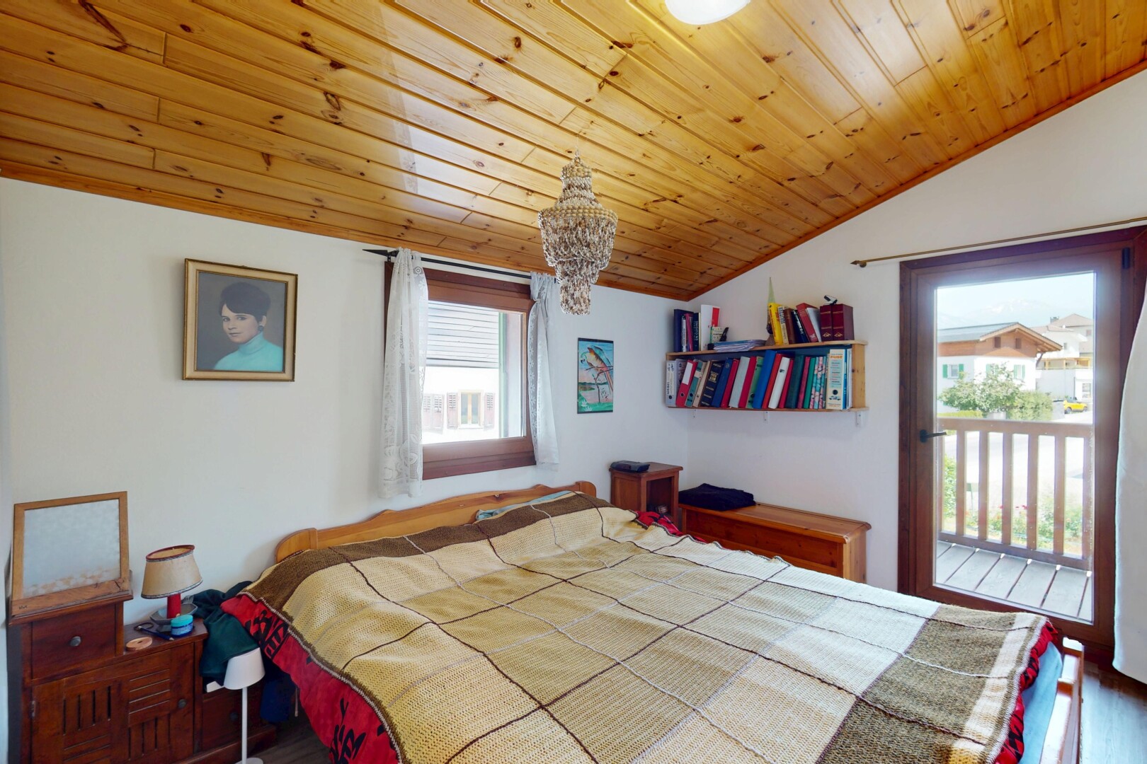 zimmer / schlafzimmer mit dachschräge, vaulted ceiling, natürliches licht, natural light, und bemerkenswerter kronleuchter
