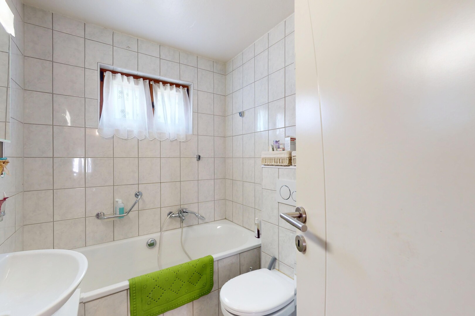bad mit bad, inside property, toilette, komplettes badezimmer, und natürliches licht