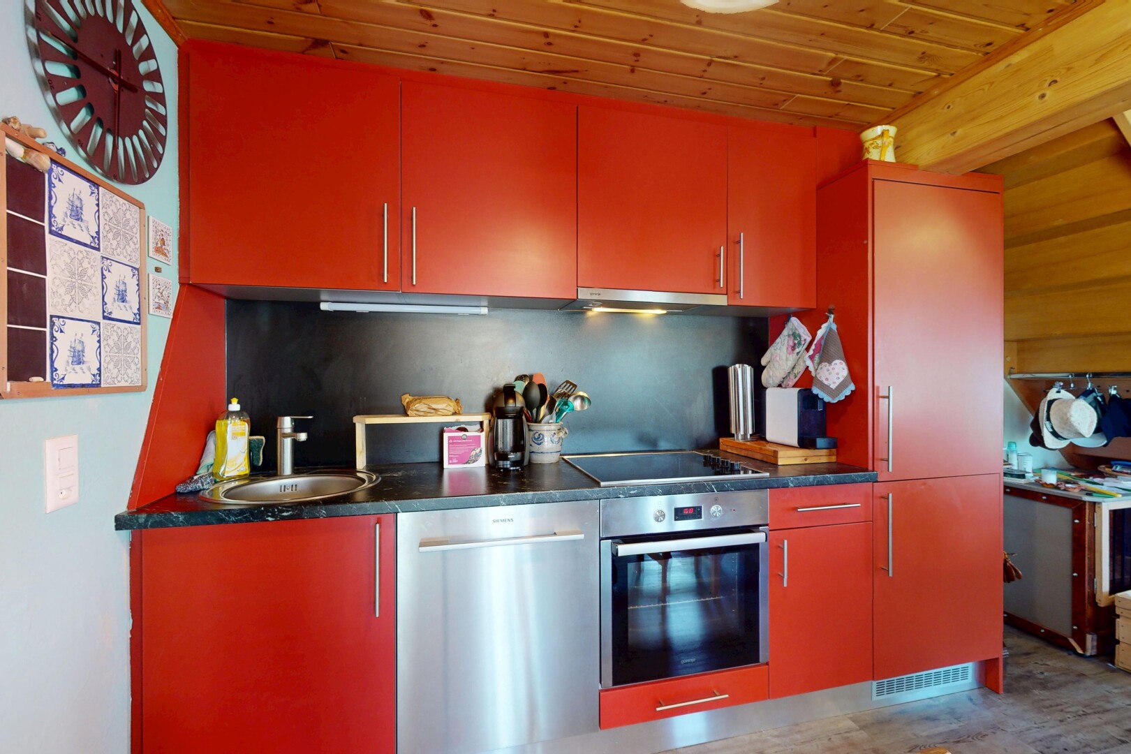 küche mit ofen, geschirrspülmaschine, herd, waschbecken, und wood ceiling