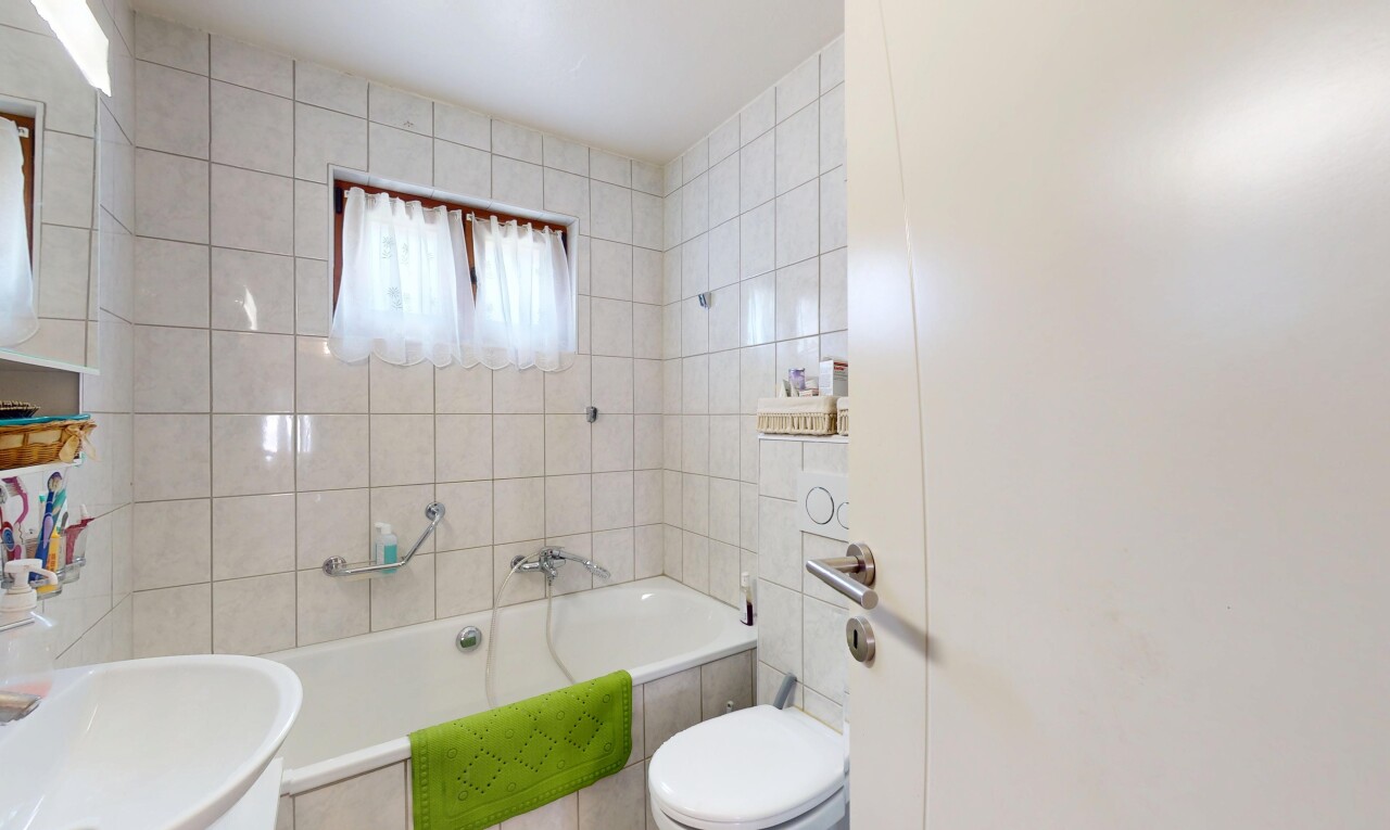 bad mit bad, inside property, toilette, komplettes badezimmer, und natürliches licht