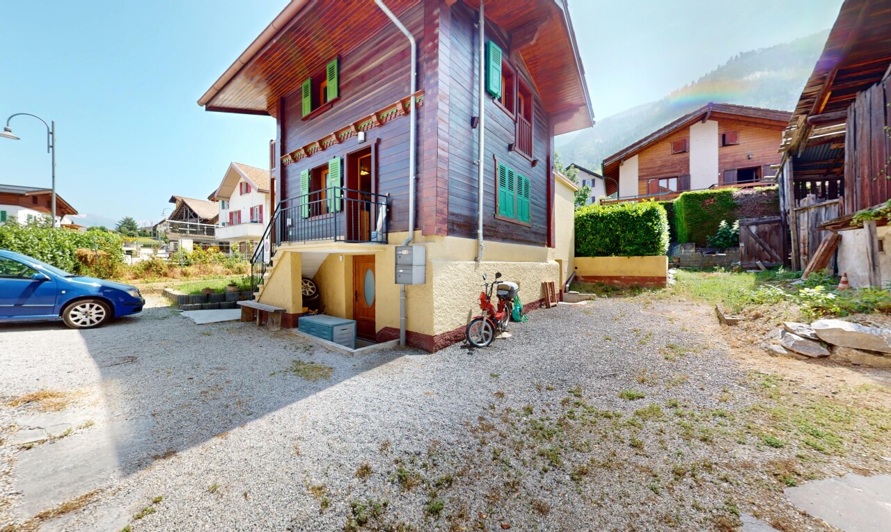 außenansicht mit horizontale verkleidung, property visible, und day time