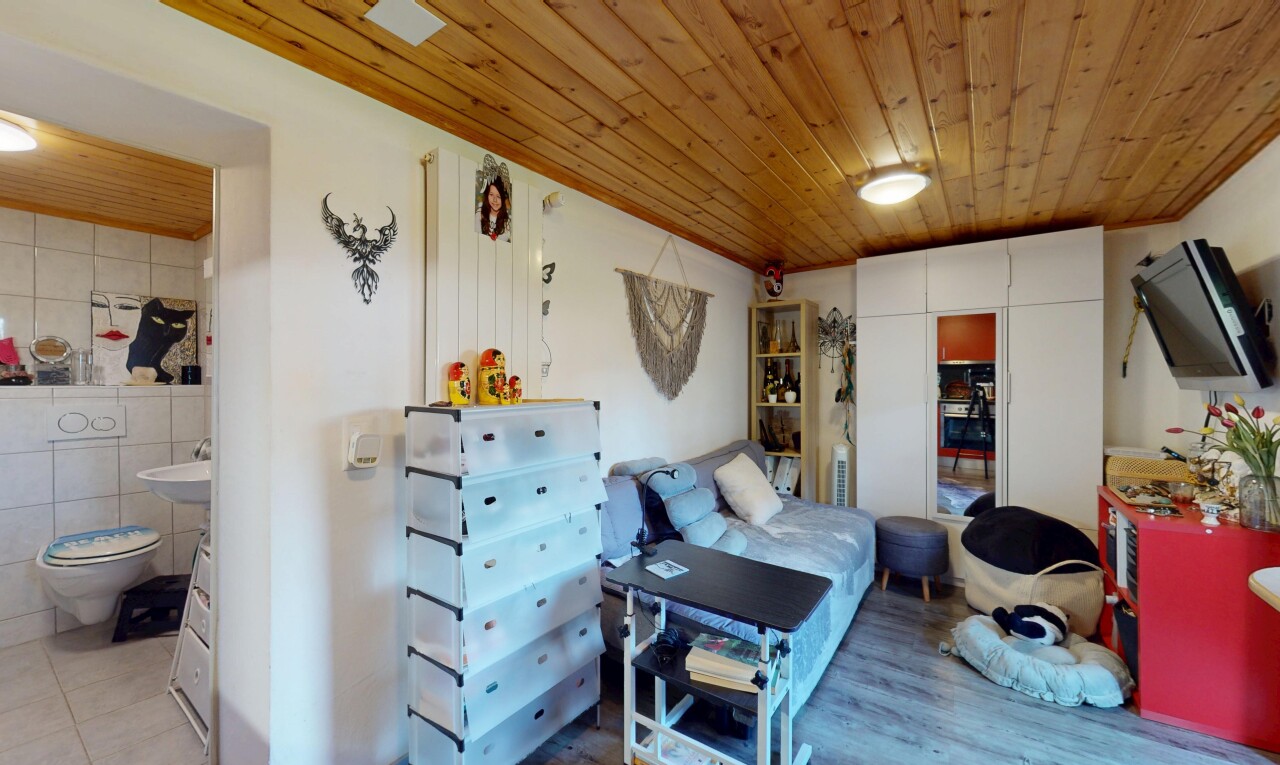 zimmer / schlafzimmer mit wood ceiling, holzdecke, inside property, fernseher, und wood finish floor