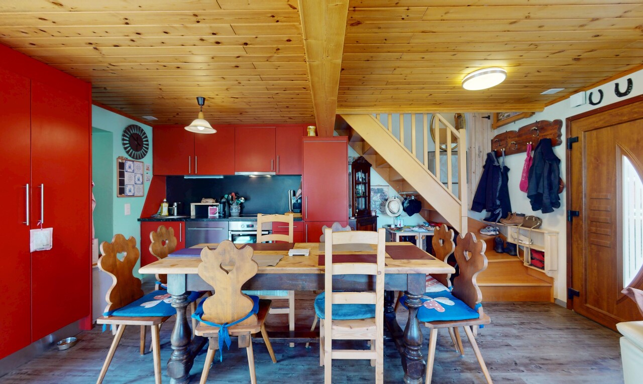 esszimmer mit treppen, wood ceiling, holzdecke, inside property, und wood finish floor