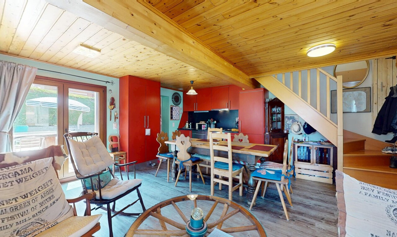 wohn- / esszimmer mit natürliches licht, natural light, holzdecke, wood ceiling, und holzfußboden