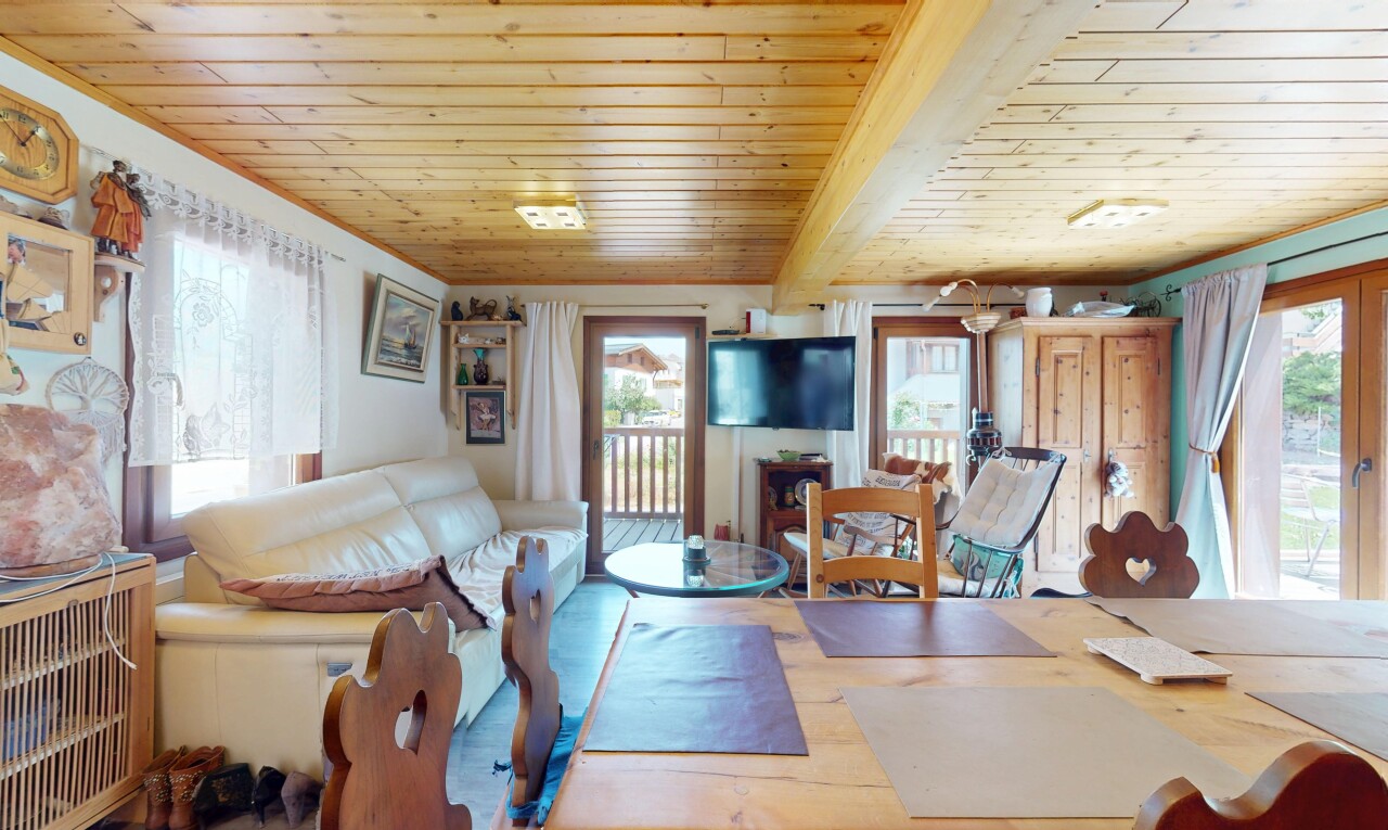wohnzimmer mit fernseher, natürliches licht, natural light, holzdecke, und wood ceiling