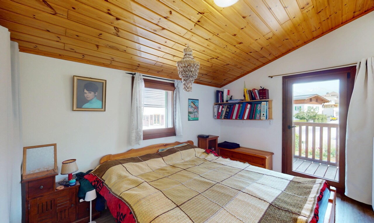 zimmer / schlafzimmer mit dachschräge, vaulted ceiling, natürliches licht, natural light, und bemerkenswerter kronleuchter
