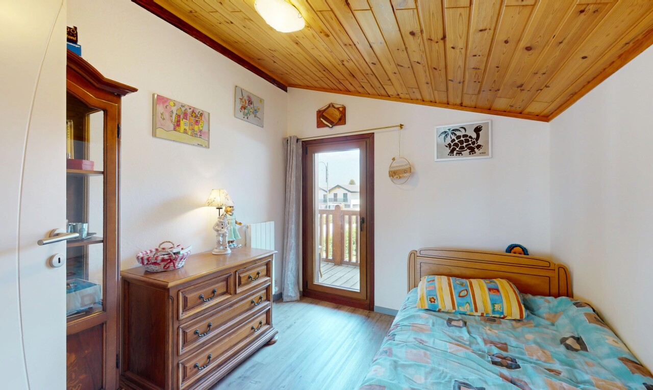 zimmer / schlafzimmer mit außenzugang, kronenstuck, crown molding, inside property, und holzdecke