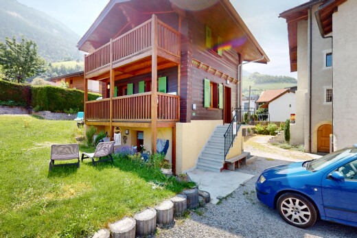 außenansicht mit property visible, balkon, blick auf die berge, mountain view, und horizontale verkleidung