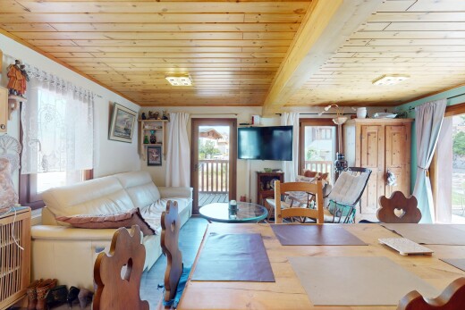 salon avec télévision, lumière naturelle, natural light, plafond en bois, et wood ceiling