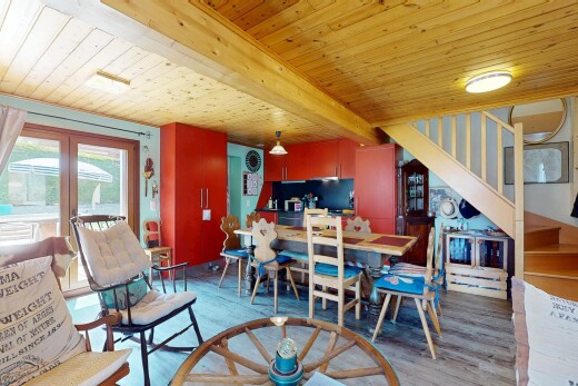salon / salle à manger avec lumière naturelle, natural light, plafond en bois, wood ceiling, et sol en finition bois