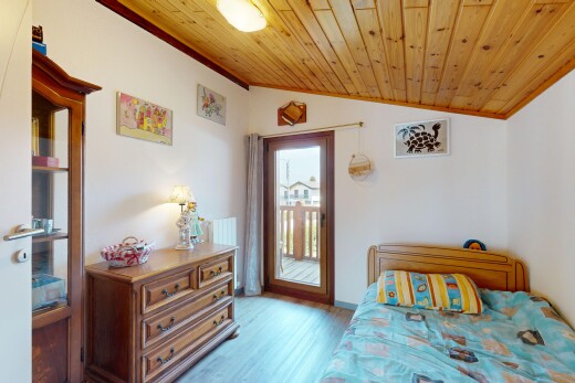 chambre avec accès à l'extérieur, moulures, crown molding, inside property, et plafond en bois