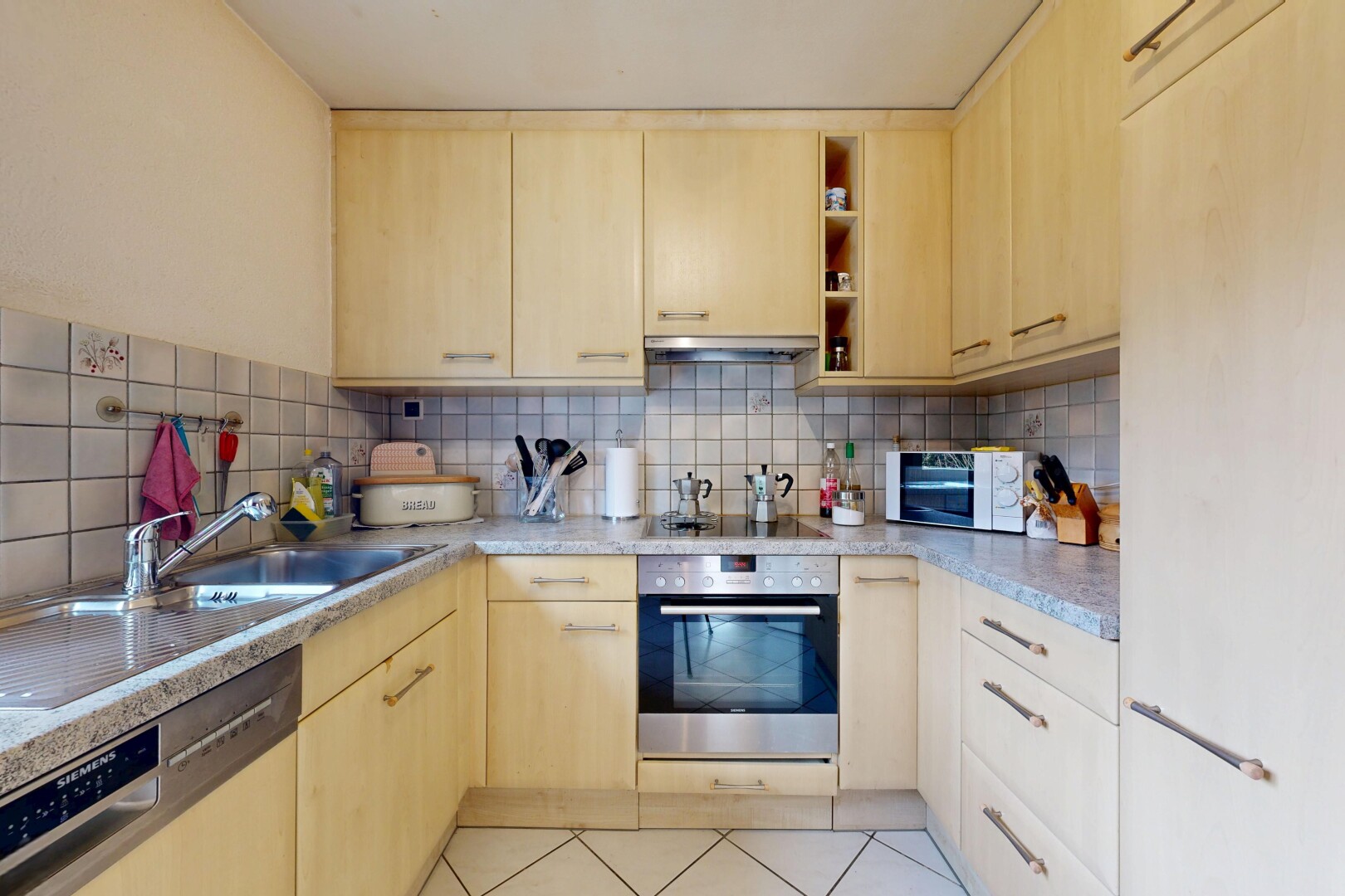 cuisine avec light brown cabinets, armoires marron clair, four, inside property, et réfrigérateur