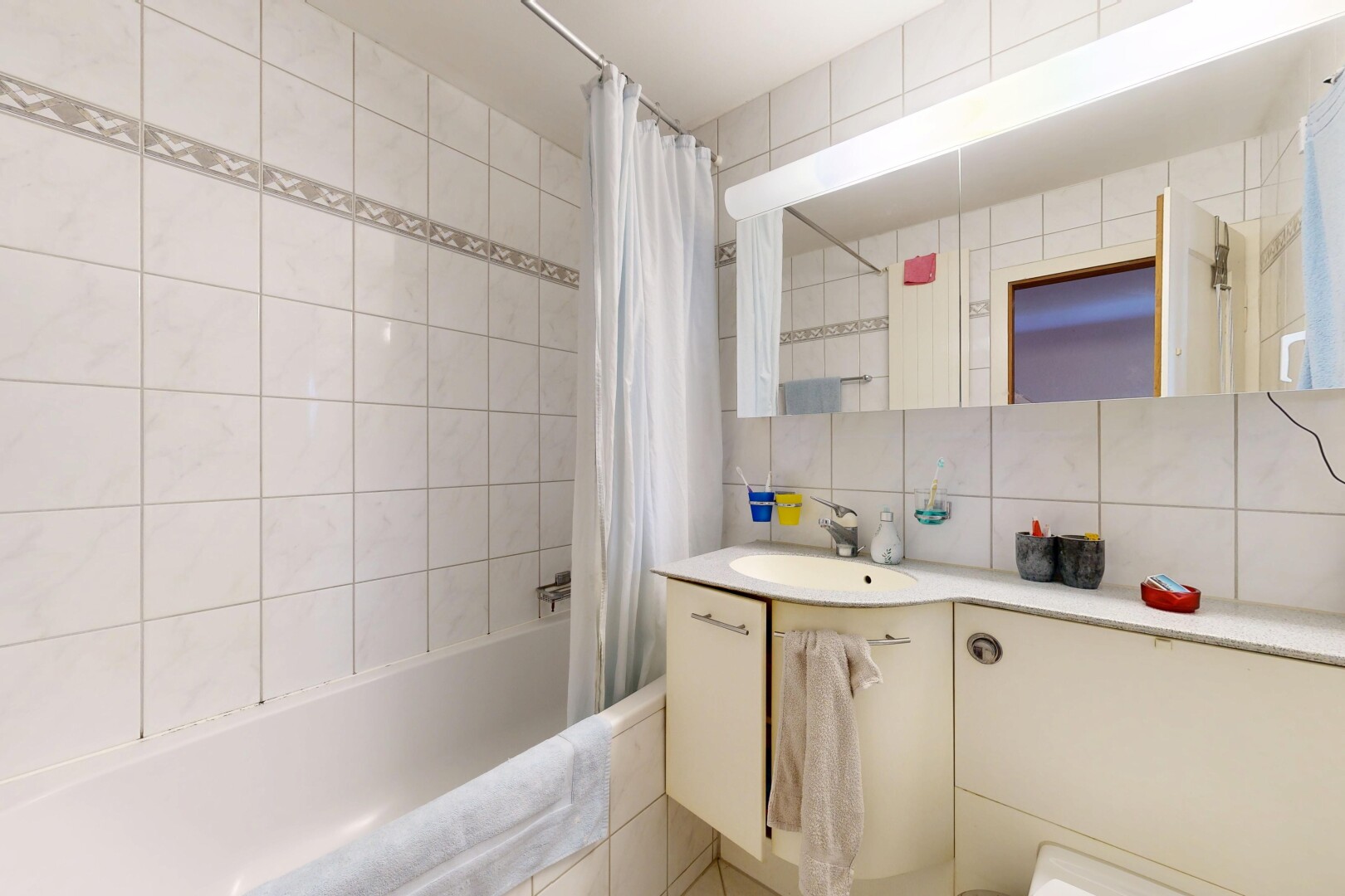 salle de bains avec backsplash, dosseret, tile wall, mur en carrelage, et douche-bain combinés
