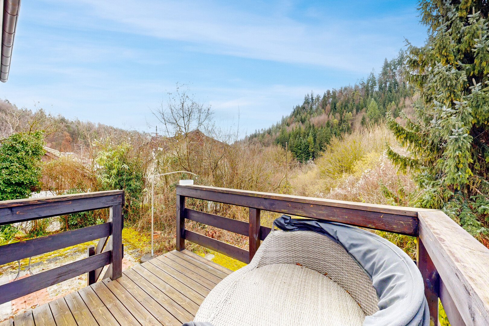 balcon avec day time et terrasse