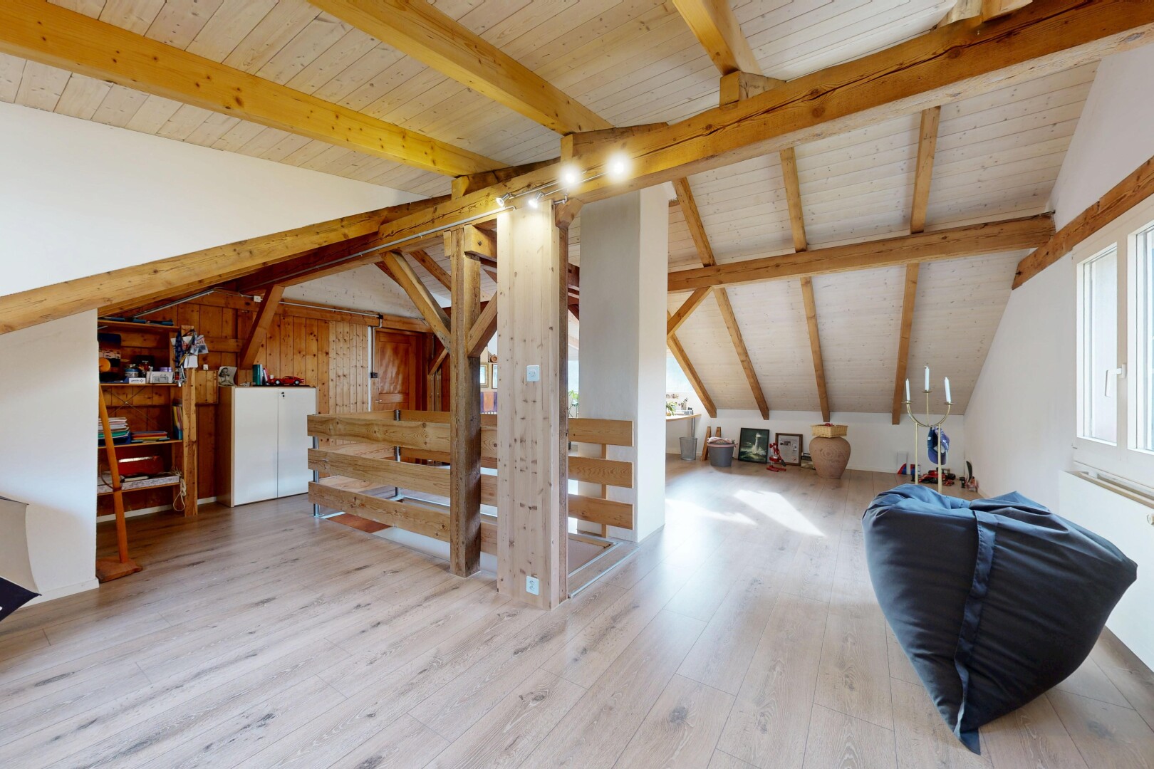 escaliers avec inside property, wood finish floor, sol en finition bois, beamed ceiling, et plafond à poutres