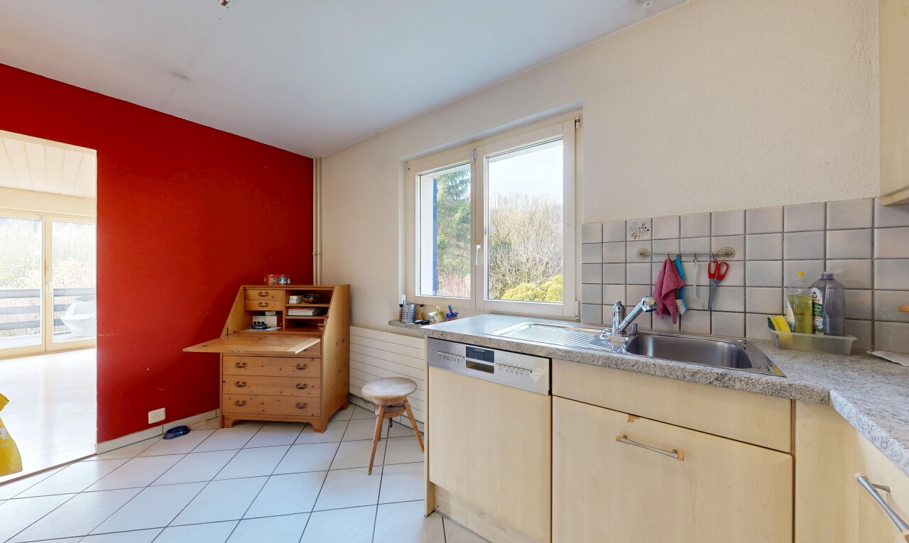 cuisine avec light brown cabinets, armoires marron clair, drywall, cloison sèche, et lave-vaisselle