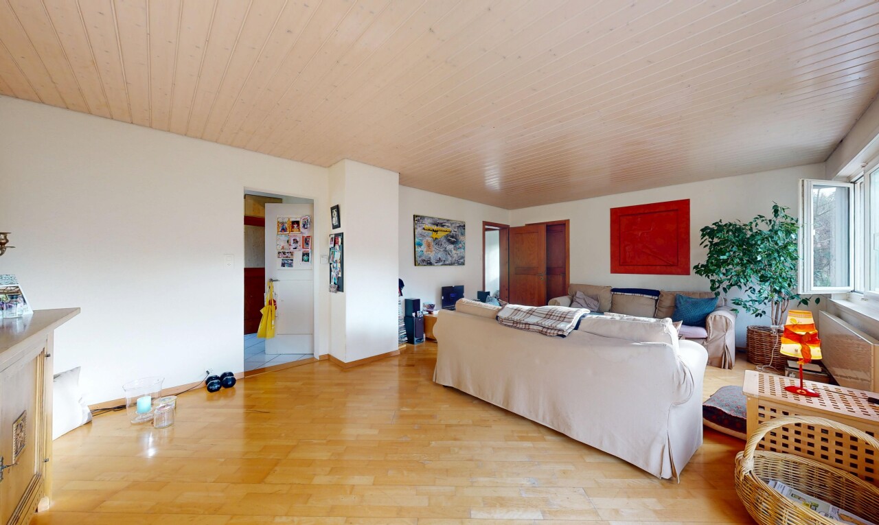 salon avec wood finish floor, sol en finition bois, inside property, drywall, et cloison sèche