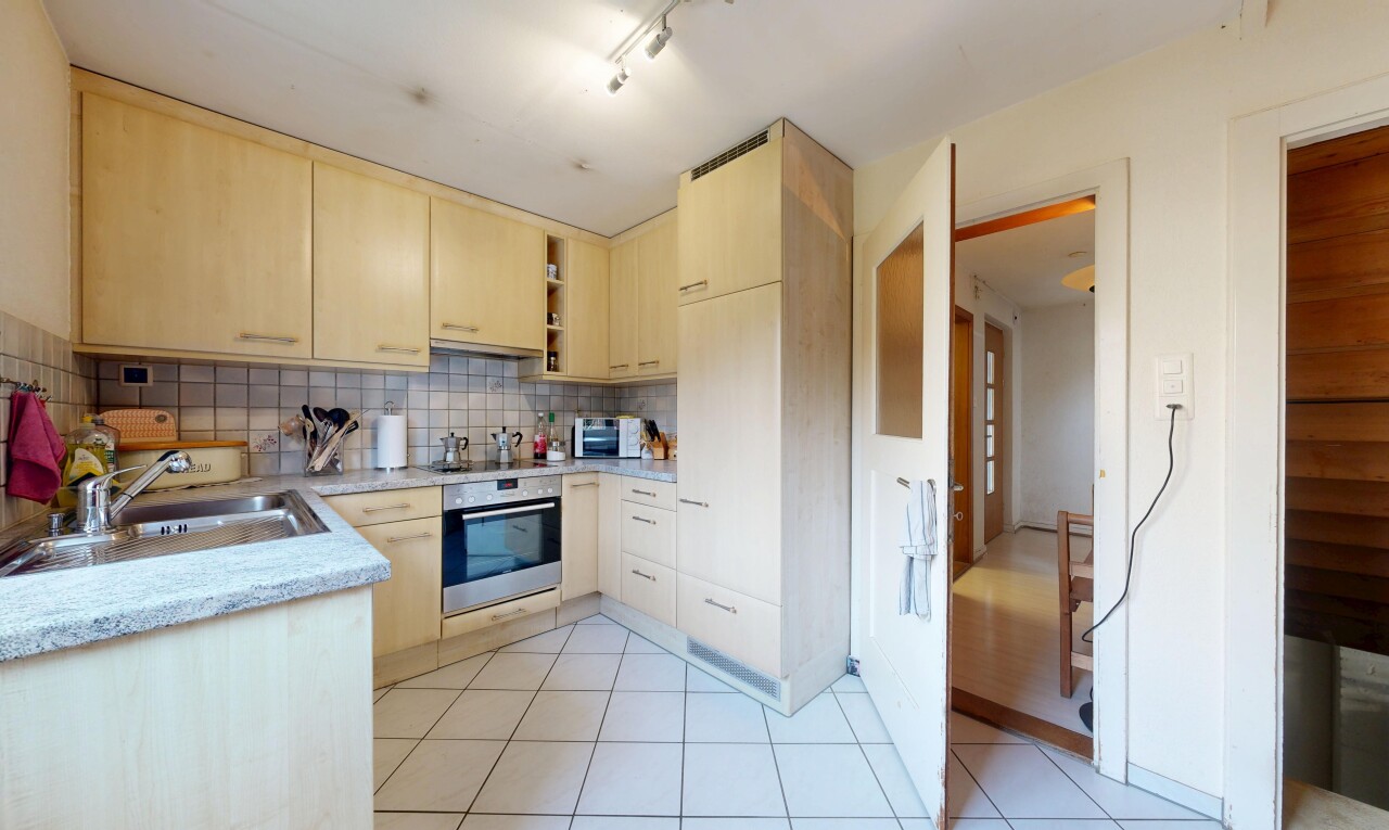 cuisine avec light countertops, light brown cabinets, armoires marron clair, four, et inside property