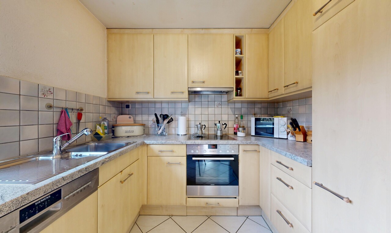 cuisine avec light brown cabinets, armoires marron clair, four, inside property, et réfrigérateur