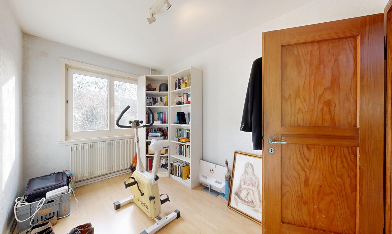 gym avec radiateur, inside property, drywall, cloison sèche, et track lighting