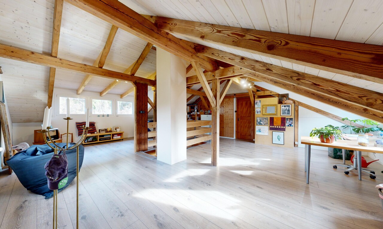 espace intérieur avec inside property, sol en finition bois, wood finish floor, plafond voûté, et vaulted ceiling