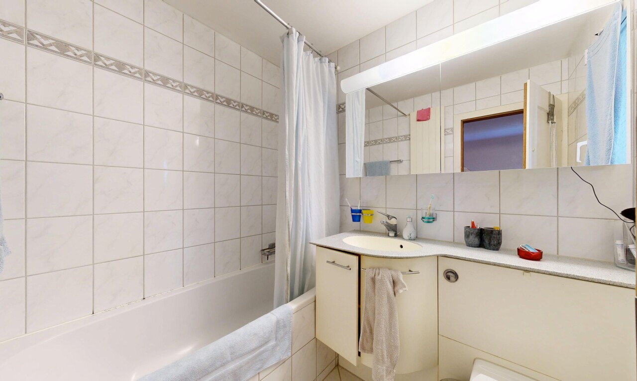 salle de bains avec backsplash, dosseret, tile wall, mur en carrelage, et douche-bain combinés