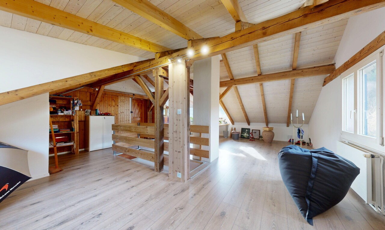 escaliers avec inside property, wood finish floor, sol en finition bois, beamed ceiling, et plafond à poutres